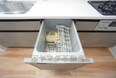 家事の時間が短縮できる食器洗浄乾燥機付。後片付けもラクラクです。 食器を洗う手間が減るので家族とのコミュニケーションの時間や自分の時間が増えますね。