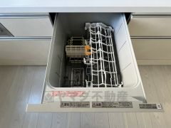 家事の時間が短縮できる食器洗浄乾燥機付。後片付けもラクラクです。 食器を洗う手間が減るので家族とのコミュニケーションの時間や自分の時間が増えますね。