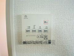 雨の日の洗濯も安心できる浴室暖房乾燥機付き浴室。リモコンで操作もボタン1つで簡単。 浴室暖房乾燥機には、暖房、乾燥、涼風、換気の4つの機能が付いています。タイマー付きです。