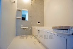 1坪サイズの浴室は、足をのばしてリラックスできます。浴室乾燥機付きなので、雨の日も気にせず洗濯物が干せます。