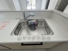 広々とした凸型シンクに洗剤ポケットを標準装備。大きなお鍋など洗いやすいです。洗剤や石鹸、スポンジもすっきりできる収納付き。