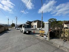 前面道路は公道南側約6.2ｍ。