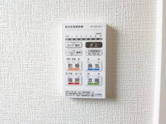 浴室暖房乾燥機には、暖房、乾燥、涼風、換気の4つの機能が付いています。タイマー付きです。