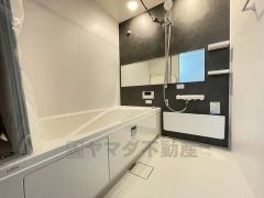 1日の疲れを癒すくつろぎのバスルーム。足を伸ばしてもゆったりと入れるサイズです。お子様と一緒にお風呂に入っても狭くないですね^^