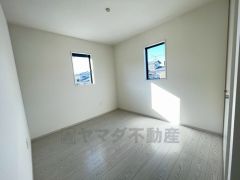 2面採光を確保した明るい室内は、風通しも良く、大変居心地の良い空間となっております。爽やかな風を感じて起きる朝は、快適生活の始まりに。