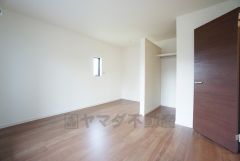 住む人のこだわりを活かす洋室＾＾日当たりがよく、寝室としての利用もおすすめ。ウォークインクローゼットもあり荷物もすっきり片付けられ、ゆとりのある暮らしが出来ます＾＾