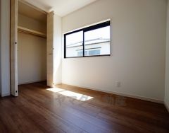 同仕様写真。明るい洋室です。ナチュラル色のフローリングで開放的な優しい雰囲気になっています＾＾ベッドや机、ＴＶを置いてもゆとりのある広さです。