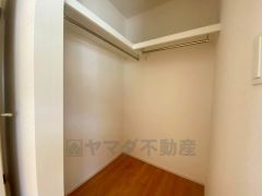 収納力豊富なウォークインクローゼット付き。洋服や小物などを1箇所にまとめて美しい収納を実現します。