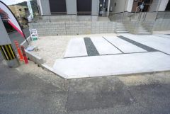 駐車スペースはゆとりある2台分を確保。マイカー用に、お客さま用に、余裕を持ってご利用いただけます。