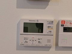 キッチン横からお湯張り、追い炊き、足し湯がボタン一つで楽々操作できる給湯機リモコンです＾＾忙しい夕飯の準備の時間帯に重宝しますね。