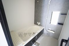 1日の疲れを癒すくつろぎのバスルーム。足を伸ばしてもゆったりと入れるサイズです。お子様と一緒にお風呂に入っても狭くないですね^^