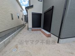 駐車スペースとは別にお庭もついております。広さも十分あるので、ガーデニングやBBQなど楽しみの増えるお庭です＾＾