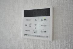 給湯器リモコンはキッチン横からボタンひとつで操作が楽々。通話ボタン付きでお子様とも会話ができて安心です。
