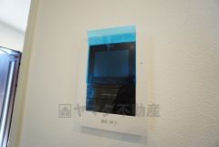 防犯性もばっちり、TVモニター付きインターフォン完備。大きなモニターで玄関先を確認できます。録画機能が付いているので不在時の訪問者も確認できて安心です^^