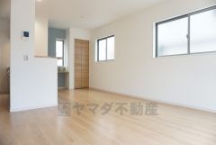 同仕様写真。家族が集まる開放的なリビング。約18帖の大空間で毎日のお食事が楽しみです＾＾思い思いの時間を過ごしたり、家族みんなで食事をしたり、素敵な団らんの場になりますね。