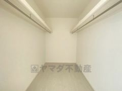 ハンガーパイプ付で散らかりがちな洋服類もきれいに整理できます。使用頻度が少ないものは枕棚の上に、足元には3段ボックスを置いて、フル活用できるクローゼットです＾＾