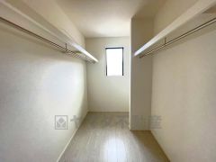 収納量たっぷりのファミリークローク付です。ハンガーパイプ付で散らかりがちな洋服類もきれいに整理できます。使用頻度が少ないものは枕棚の上に、足元には3段ボックスを置いて、フル活用できるクローゼットで