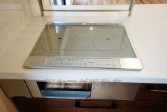 同仕様写真。お手入れのしやすいIHクッキングヒーターです。