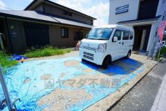 カースペースは停めやすい並列駐車3台付き。
