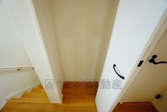 同仕様写真。2階廊下収納。掃除用品や日用品のストック場所として活躍します＾＾