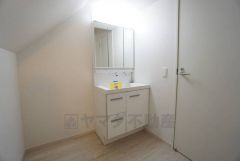 三面鏡つき洗面台。収納も一体型になっているので、ドライヤーやヘアアイロンの置き場に困りませんね。