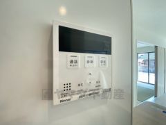 給湯器リモコンはキッチン横からボタンひとつで操作が楽々。通話ボタン付きでお子様とも会話ができて安心です。