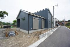 前面道路は居住者のみの通行で交通量が少なく小さなお子様がいるご家庭も安心です＾＾ 大型車両の交通も無く静かで快適な生活を送れます＾＾