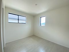 2面採光を確保した明るい室内は、風通しも良く、大変居心地の良い空間となっております。爽やかな風を感じて起きる朝は、快適生活の始まりに。