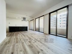 大きな窓のあるリビングは、陽光あふれる明るい空間です。居心地良く、ご家族皆がゆったり寛げる憩いの空間となりそうです。