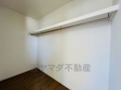 収納力豊富なウォークインクローゼット付き。洋服や小物などを1箇所にまとめて美しい収納を実現します。