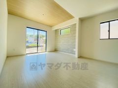 窓ガラスは日射熱や紫外線を大幅にカットできる遮熱Low-e複層ガラスを採用し良質な室内環境と冷暖房負担の軽減を実現します。