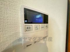 キッチン横からお湯張り、追い炊き、足し湯がボタン一つで楽々操作できる給湯機リモコンです＾＾忙しい夕飯の準備の時間帯に重宝しますね。