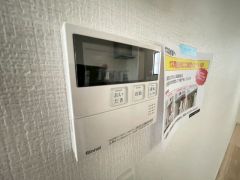 キッチン横からお湯張り、追い炊き、足し湯がボタン一つで楽々操作できる給湯機リモコンです＾＾忙しい夕飯の準備の時間帯に重宝しますね。