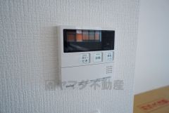 キッチン横からお湯張り、追い炊き、足し湯がボタン一つで楽々操作できる給湯機リモコンです＾＾忙しい夕飯の準備の時間帯に重宝しますね。