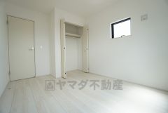 同仕様写真。住む人のこだわりを活かす洋室＾＾日当たりがよく、寝室としての利用もおすすめ。