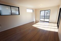 同仕様写真。大きな窓のあるリビングは、陽光あふれる明るい空間です。居心地良く、ご家族皆がゆったり寛げる憩いの空間となりそうです。