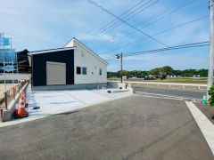 角地で陽当り風通し良好＾＾カースペースは停めやすい並列駐車3台付き。自転車やバイクもおける広さです＾＾