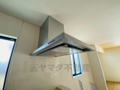 調理により発生する油煙や臭いを吸い込み、屋外へ排気してくれます。