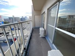 日当たりの良いバルコニー。最上階で回りに高い建物もなく、眺望、陽当たり良好です。