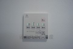 浴室暖房乾燥機には、暖房、乾燥、涼風、換気の4つの機能が付いています。タイマー付きです。