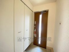 たっぷり収納できるシューズボックスです。家族全員の靴がきれいに整頓できます。棚の上にお花や写真を飾っても良いですね。