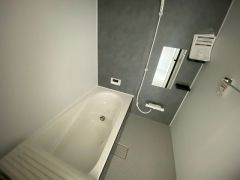 1日の疲れを癒すくつろぎのバスルーム。足を伸ばしてもゆったりと入れるサイズです。お子様と一緒にお風呂に入っても狭くないですね^^