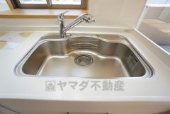 広々とした凸型シンクに洗剤ポケットを標準装備。大きなお鍋など洗いやすいです。洗剤や石鹸、スポンジもすっきりできる収納付き。