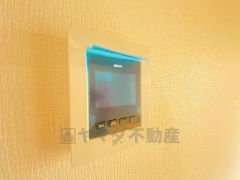 防犯性もばっちり、TVモニター付きインターフォン完備。大きなモニターで玄関先を確認できます。録画機能が付いているので不在時の訪問者も確認できて安心です^^