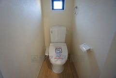 温水洗浄便座付きのトイレです。汚れてもサッとひと拭きでお手入れ簡単。節水仕様でしっかり洗浄できます。環境にやさしく、しかも経済的です。