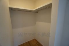 収納力豊富なウォークインクローゼット付き。洋服や小物などを1箇所にまとめて美しい収納を実現します。
