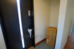 シューズインクローゼットも完備されており、玄関収納も問題ありません。棚の上にお花など飾ってインテリアも楽しめますね。
