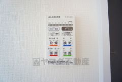 雨の日の洗濯も安心できる浴室暖房乾燥機付き浴室。リモコンで操作もボタン1つで簡単。 浴室暖房乾燥機には、暖房、乾燥、涼風、換気の4つの機能が付いています。タイマー付きです。