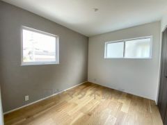 木目調のシンプルデザインで落ち着きと安らぎの空間に仕上げています。各部屋に収納が完備されているので、お荷物が多くなっても安心の設計です。