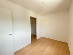 木目調のシンプルデザインで落ち着きと安らぎの空間に仕上げています。各部屋に収納が完備されているので、お荷物が多くなっても安心の設計です。